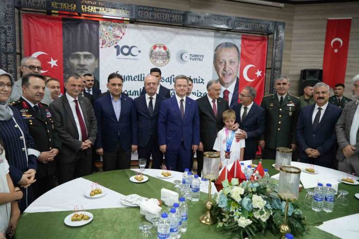 Manisa Protokolü Bayramlaştı