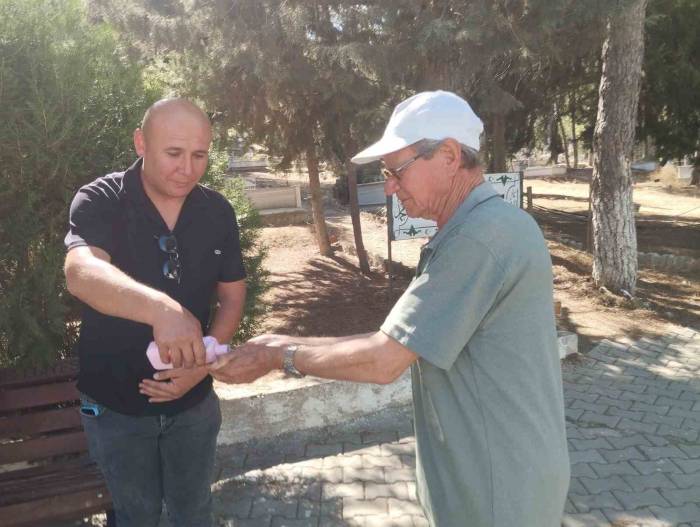 Selendili Vatandaşlar Bayram Öncesi Mezarlıklara Akın Etti