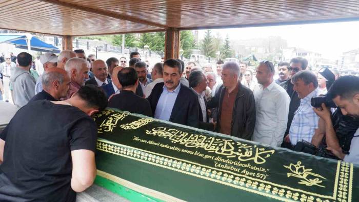 Milli Eğitim Bakanı Tekin, Erzurum’da Emekli Öğretmenin Cenaze Törenine Katıldı