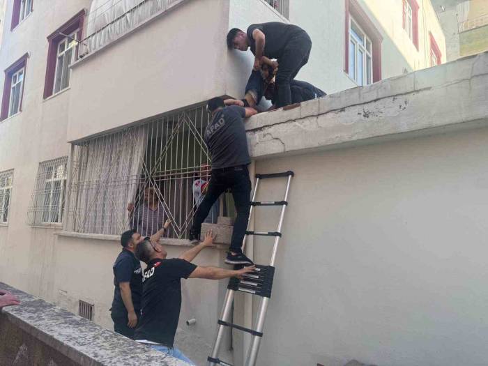 Kafası Demir Parmaklıklara Sıkışan 10 Yaşındaki Çocuk Kurtarıldı