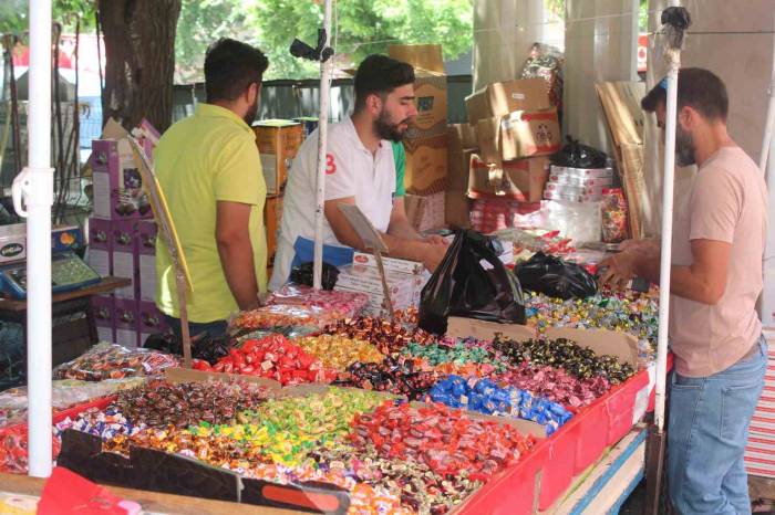 Siirt’te Çarşı Ve Pazarda Bayram Yoğunluğu