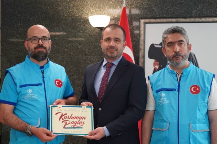 Kabil Büyükelçiliği Maslahatgüzarı Ve Misyon Şefi Ünal, Kurbanını Tdv’ye Bağışladı