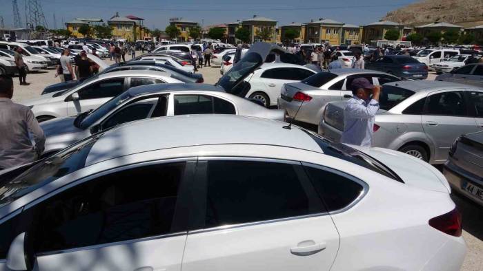 Van’da Kurban Bayramı Arefesinde Açık Oto Pazarında Yoğunluk