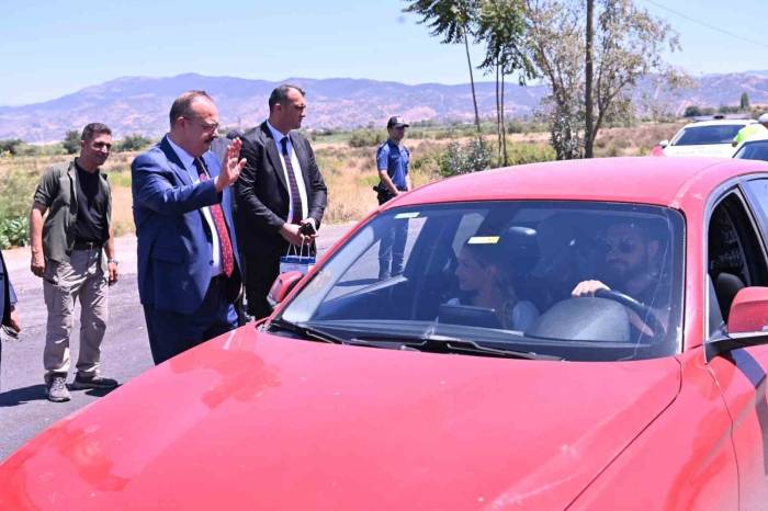 Vali Canbolat Uygulama Noktasında Sürücülerle Bayramlaştı