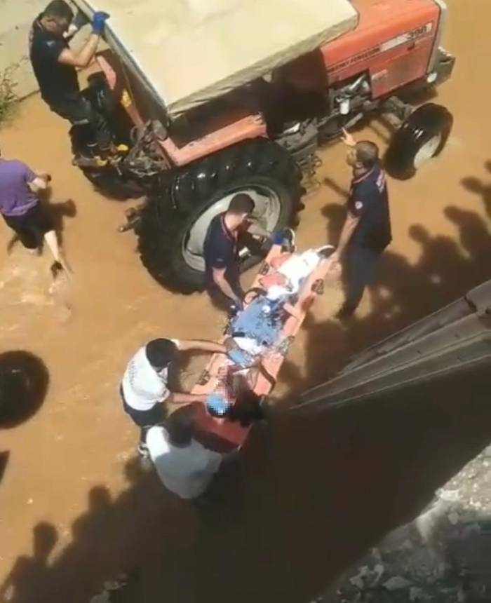 İluh Deresi’ne Devrilen Minibüsteki Yaralı Traktörle Kurtarıldı