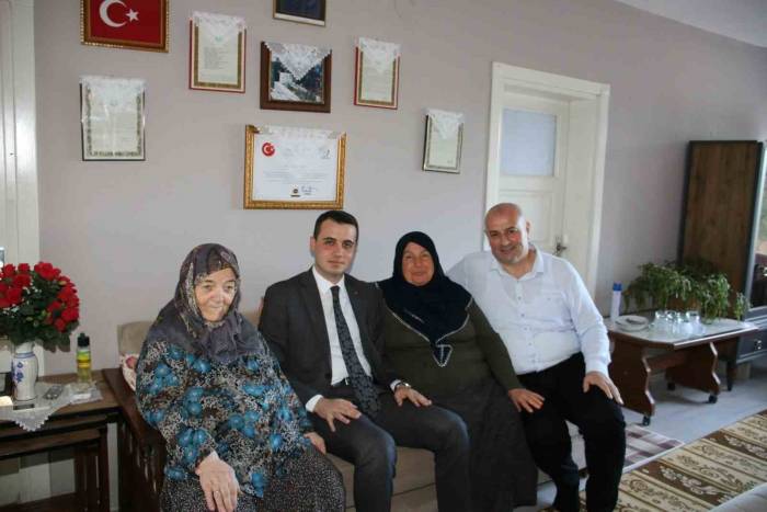 Şehit Ailelerini Bayramda Yalnız Bırakmadılar