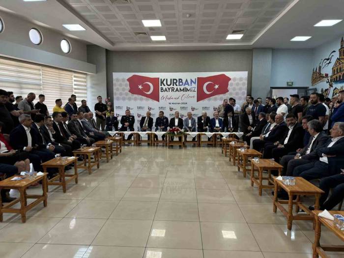 Diyarbakır Valisi Bayram Kutlamasında Vatandaşlarla Vedalaştı