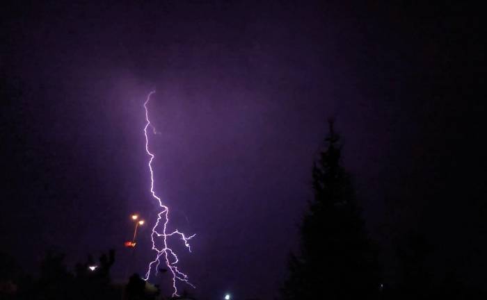 Gecenin Karanlığını Şimşekler Aydınlattı