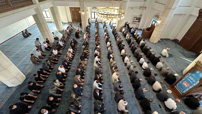 Yüksekova’da Bayram Namazında Vatandaşlar Camileri Doldurdu