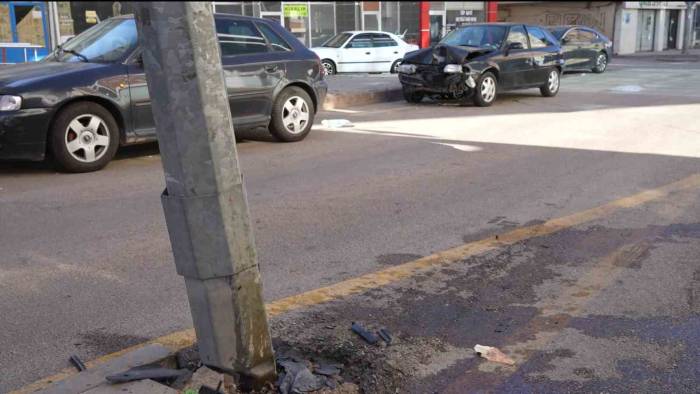 Otomobil Aydınlatma Direğine Çarptı: 5 Yaralı