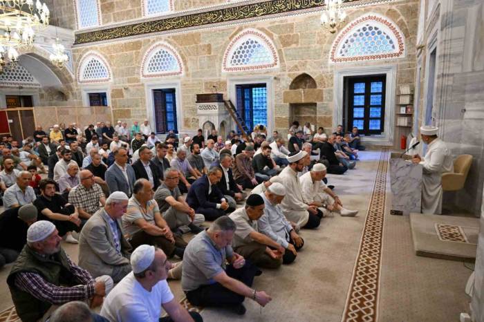 Kocaeli’de Vatandaşlar Bayram Namazı İçin Camileri Doldurdu