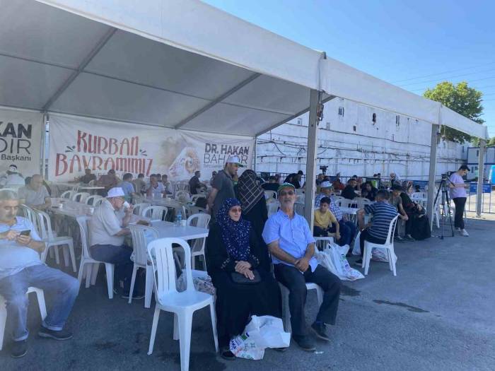 Bayram Namazı Sonrası Kurban Kesim Alanlarında Hareketlilik