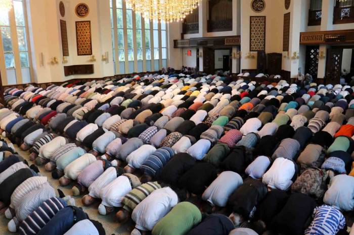 Malatya’da Vatandaşlar Bayram Namazı İçin Camileri Doldurdu