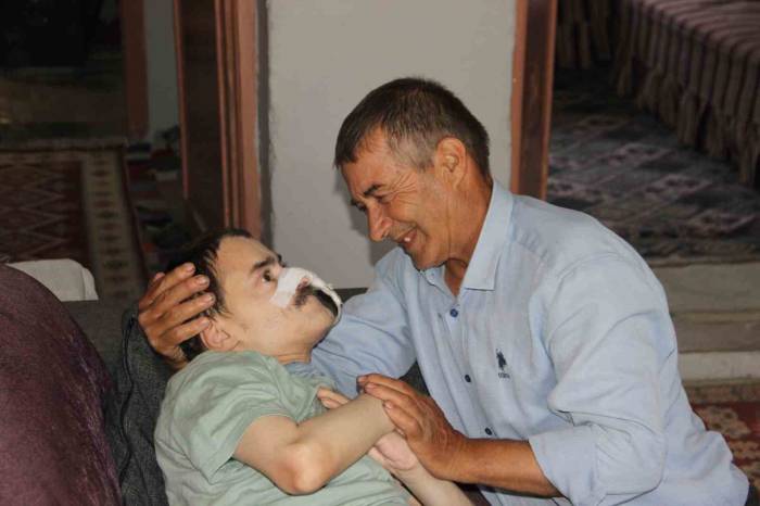 Engelli Oğluna Ömrünü Adayan Baba Evsiz Kalmanın Eşiğinde