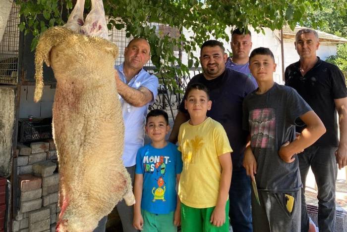 Başkan Akdeniz Kurbanını Kendi Kesti