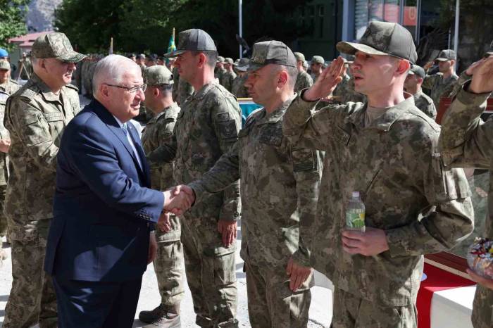 Bakan Güler, Hakkari’de Mehmetçikle Bayramlaştı