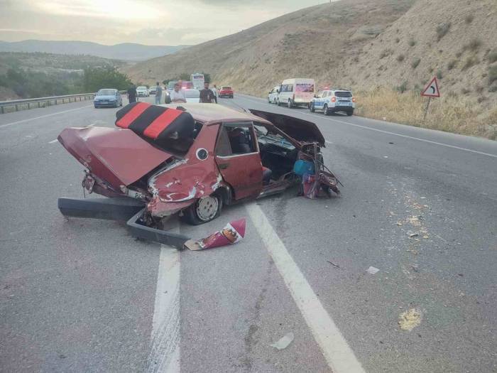 Kontrolden Çıkan Araç Bariyerlere Çarptı: 2 Yaralı