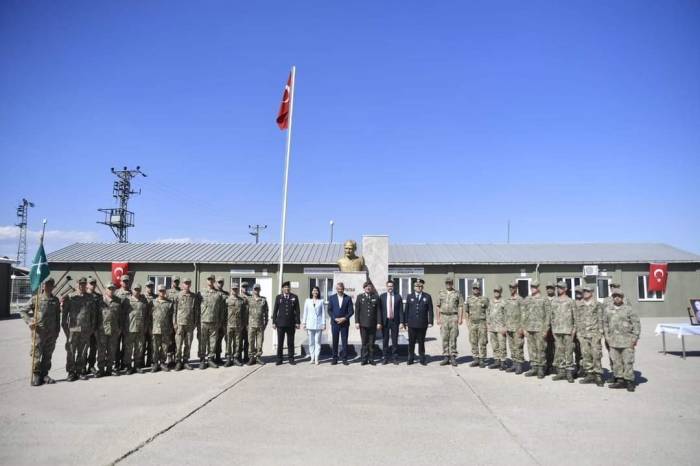 Validen Sıfır Noktasında Bayramlaşma