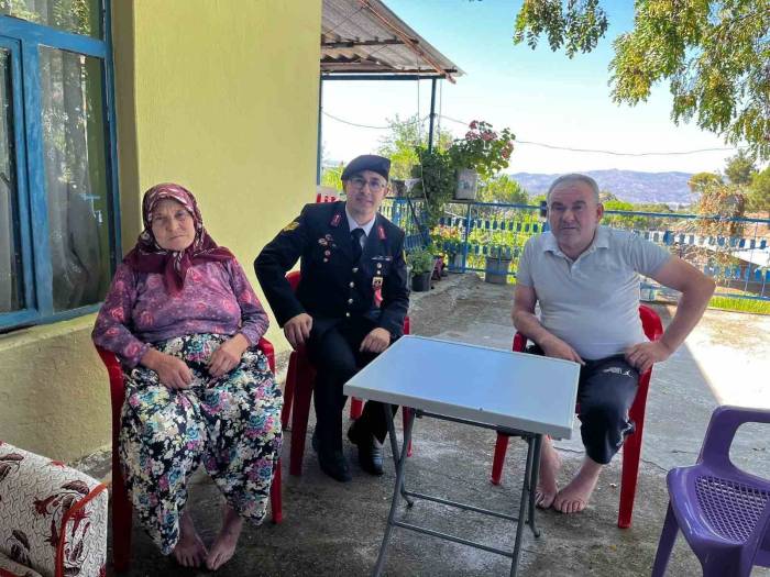 Jandarma Bayramda Da Şehit Ailelerini Unutmadı