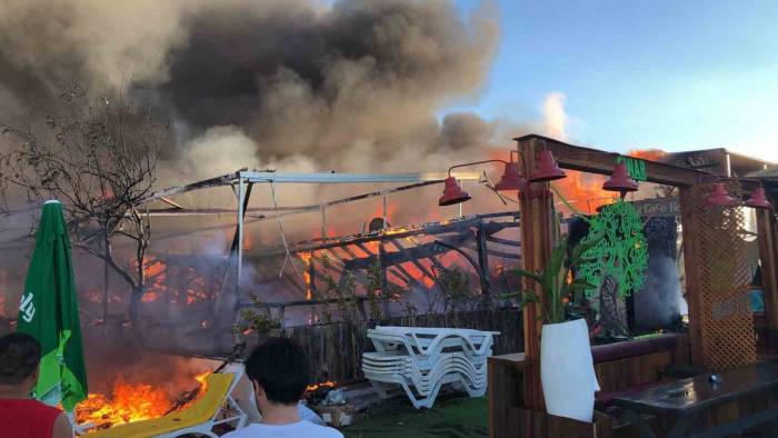 Turistik Otel Sabah Saatlerinde Alevlere Teslim Oldu