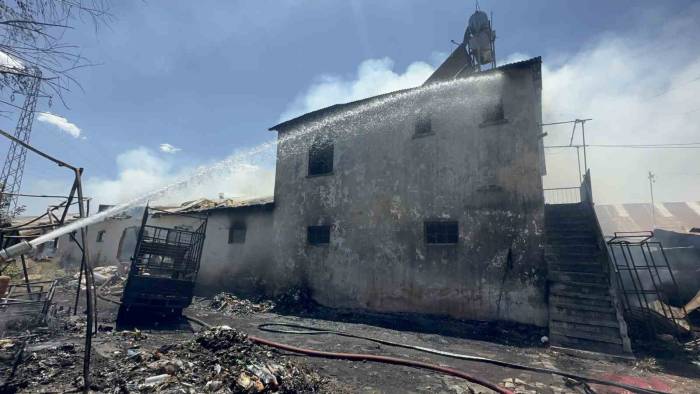 Elazığ’da Geri Dönüşüm Deposunda Yangın: Ev, Depo Ve Bir Araç Kül Oldu