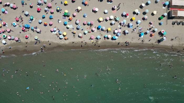 Deniz Yasağı Kalktı, Sahilde Adım Atacak Yer Kalmadı