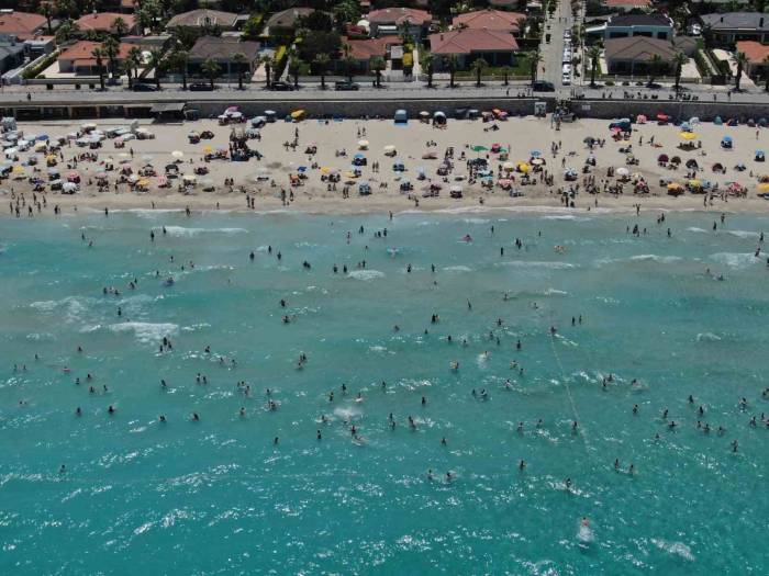 Binlerce Kişi Çeşme Ilıca Plajı’na Akın Etti: İlçenin Nüfusu 1 Milyona Dayandı