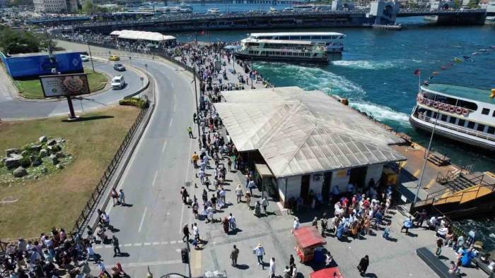 Kurban Bayramı’nın İkinci Gününde Eminönü’nde Hareketlilik