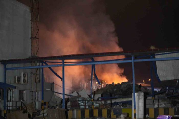 Sanayideki Plastik Fabrikasında Yangın Paniği