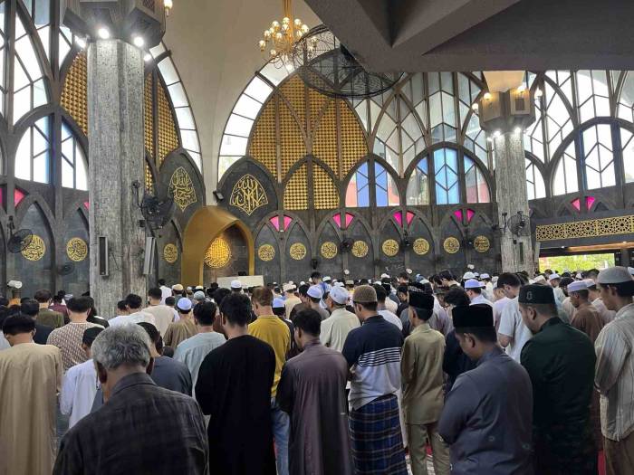 Tayland’da Bayram Namazına Yoğun Katılım