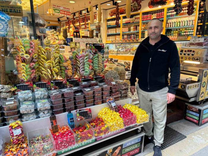 Yaşlı Kadının Kolonya Hırsızlığı Güvenlik Kamerasında