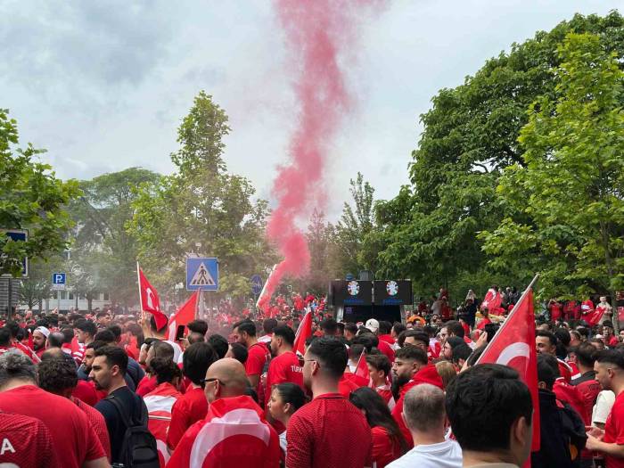 Dortmund Sokakları Kırmızı-beyaz