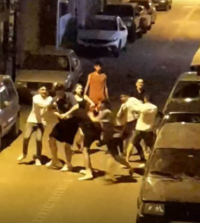 Gençler Tekme Yumruk Birbirine Girdi