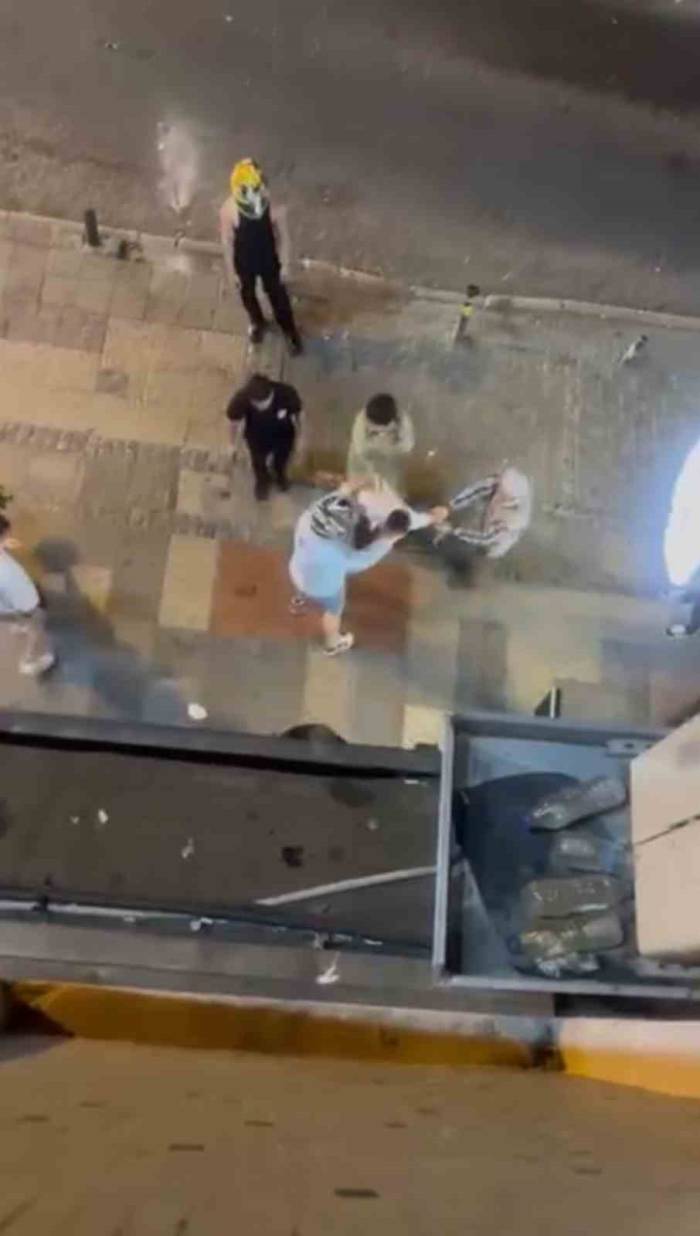 Beşiktaş’taki Ünlü Pilavcıda “Bedava Yemek” Kavgası Kamerada