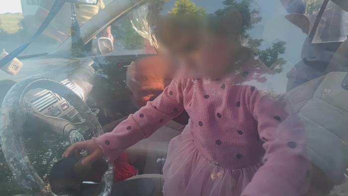 Arabada Mahsur Kalan Çocuk Dakikalar Süren Uğraşın Sonunda Kurtarıldı