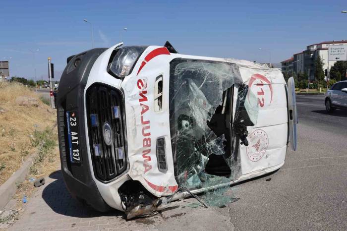 Elazığ’da Ambulans Takla Attı: 5 Yaralı