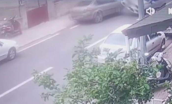 Akıl Almaz Kaza, Park Halindeki Araca Çarpan Otomobil Ters Döndü O Anlar Kamerada