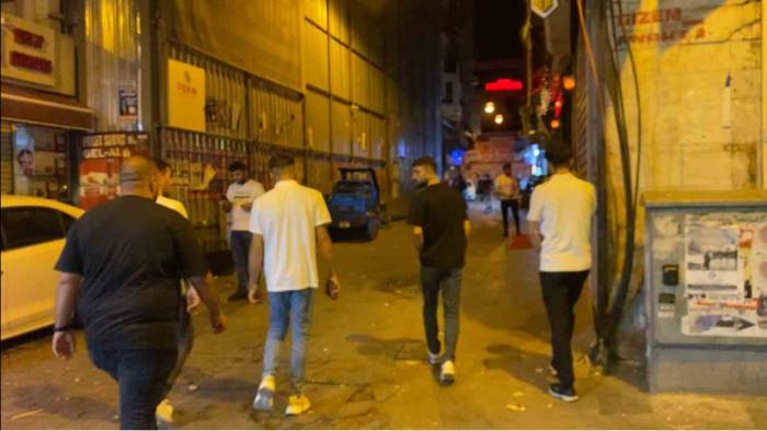 Taksim’de İşletmeciden Husumetlisi İşletmeciye Silahlı Saldırı Kamerada: 4 Saldırgan Kurşun Yağdırdı