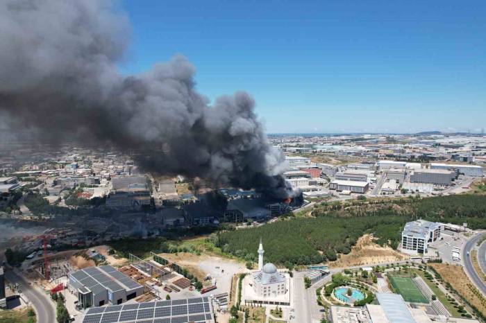 Tuzla’da Yanan Fabrika Havadan Görüntülendi