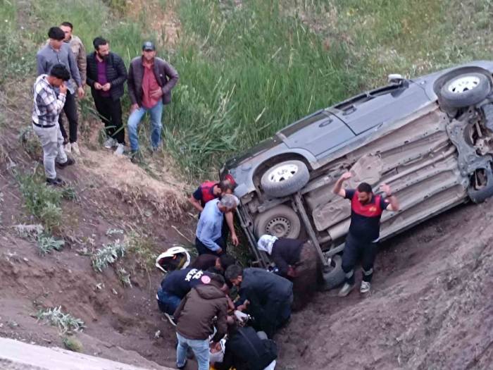 Ağrı’da Otomobil Uçuruma Yuvarlandı: 4 Yaralı