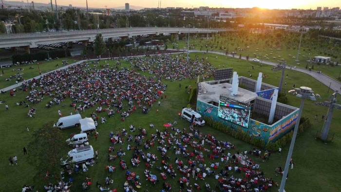 Abb Başkanı Mansur Yavaş, Başkentlilerle Birlikte Milli Maçı İzledi