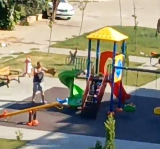 Etraftan Topladığı Çöpleri Çocuk Parkına Döktü