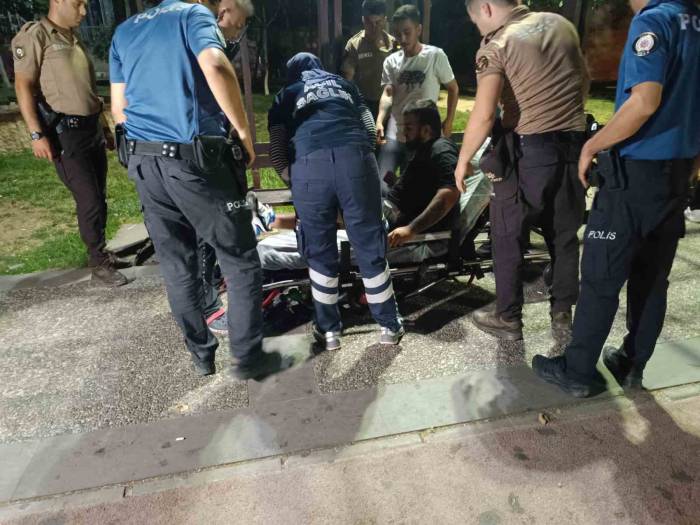 Kızların Kavgasını Ayırmak İsterken Yaralandı