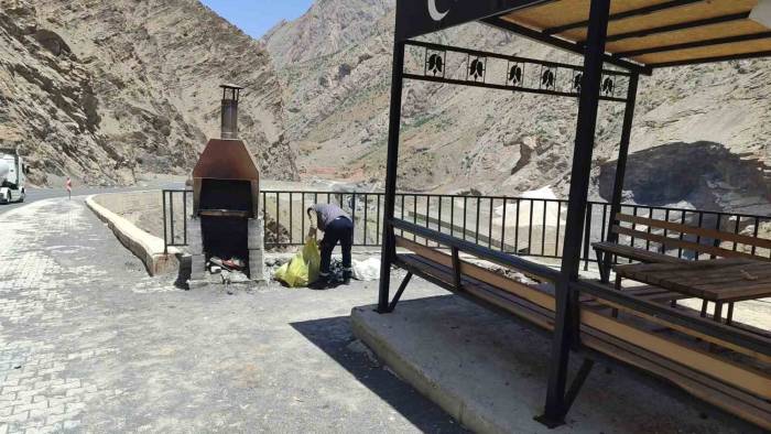 Hakkari-van Karayolu Çöplerden Temizlendi