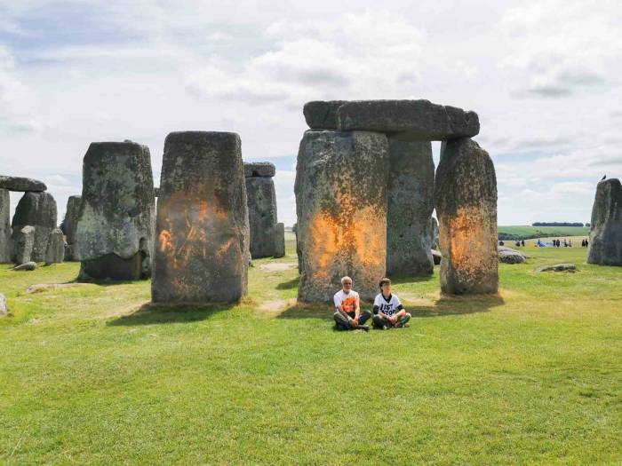 İngiltere’de Çevreciler Stonehenge Taşlarına Turuncu Toz Boya Püskürttü