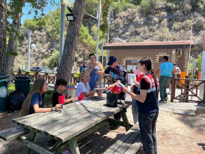 Jandarmadan Vatandaşlara Bayram Kutlaması