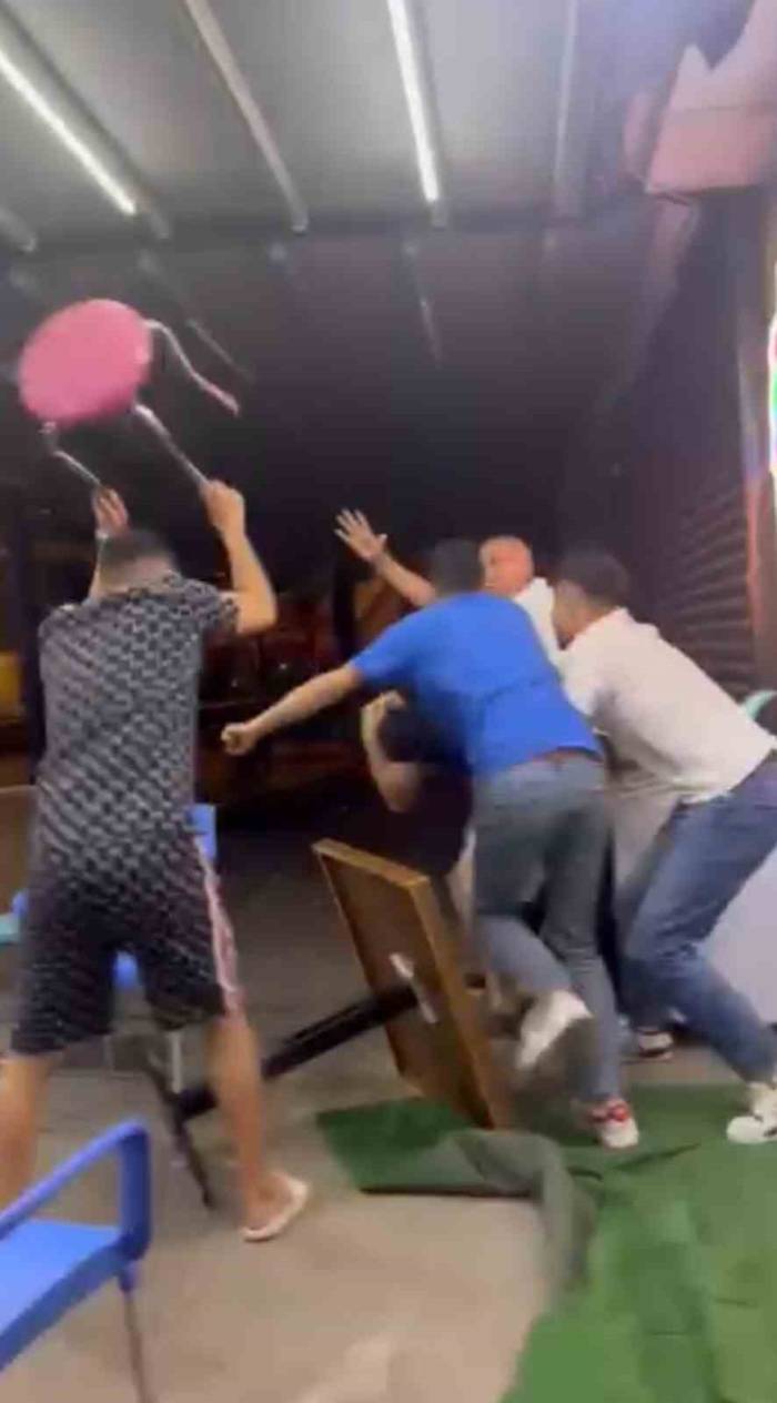 İstanbul’da Dondurmacıda Tekme, Yumruk Ve Tabureli Kavga Kamerada: 1 Kişiye 5 Kişi Saldırdı