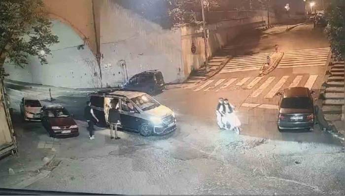 Yardım İstediği Şahıs, Silahla Vurup Araçtan Attı