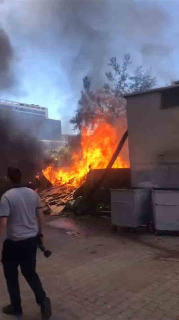 Kağıthane’de Otluk Arazi Alev Alev Yandı: Dumanlar Gökyüzünü Sardı, Panik Yaşandı