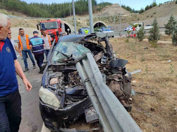 Kaza Yapan Otomobil Bariyerlere Ok Gibi Saplandı